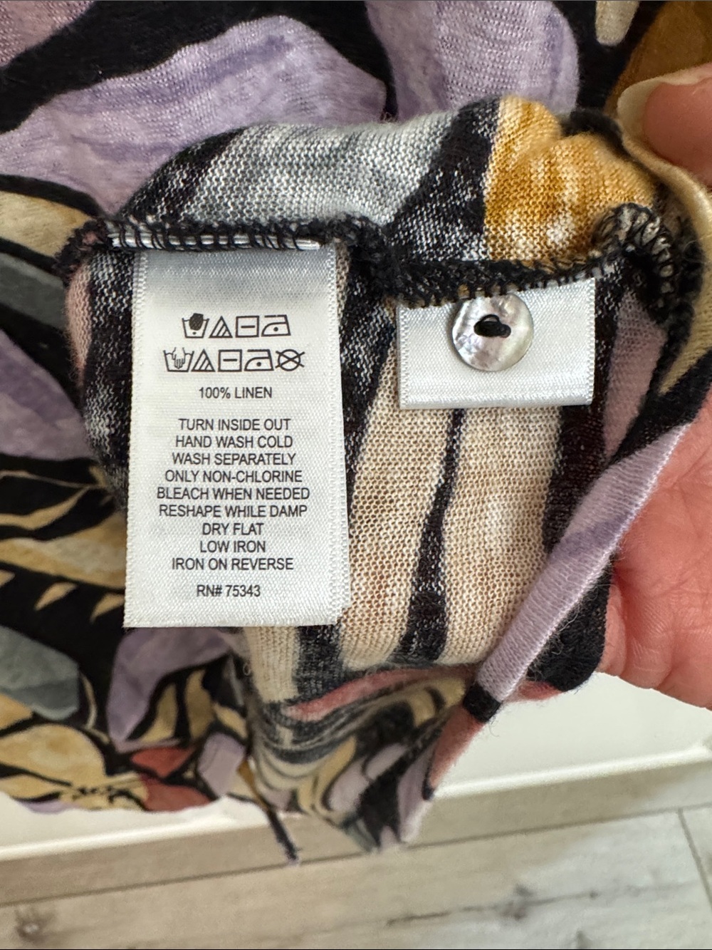 Nicole Miller Black Floral Cap Sleeve Linen Tee with Multicolor Blooms. Size M - Picture 4 of 6
